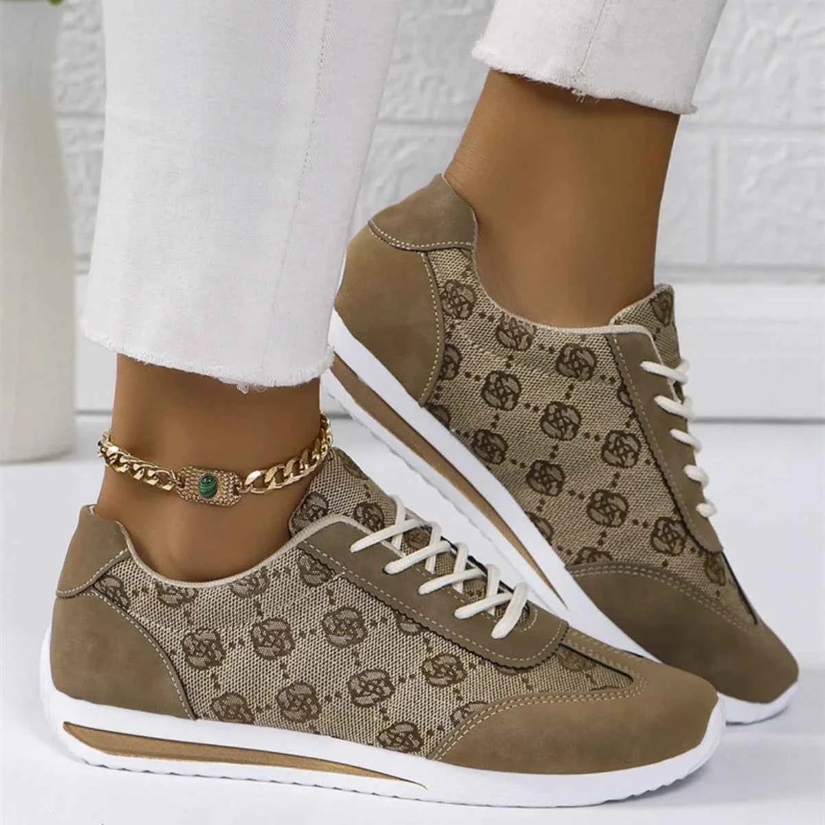 Retro Sneakers in Classic Style for Men & Women